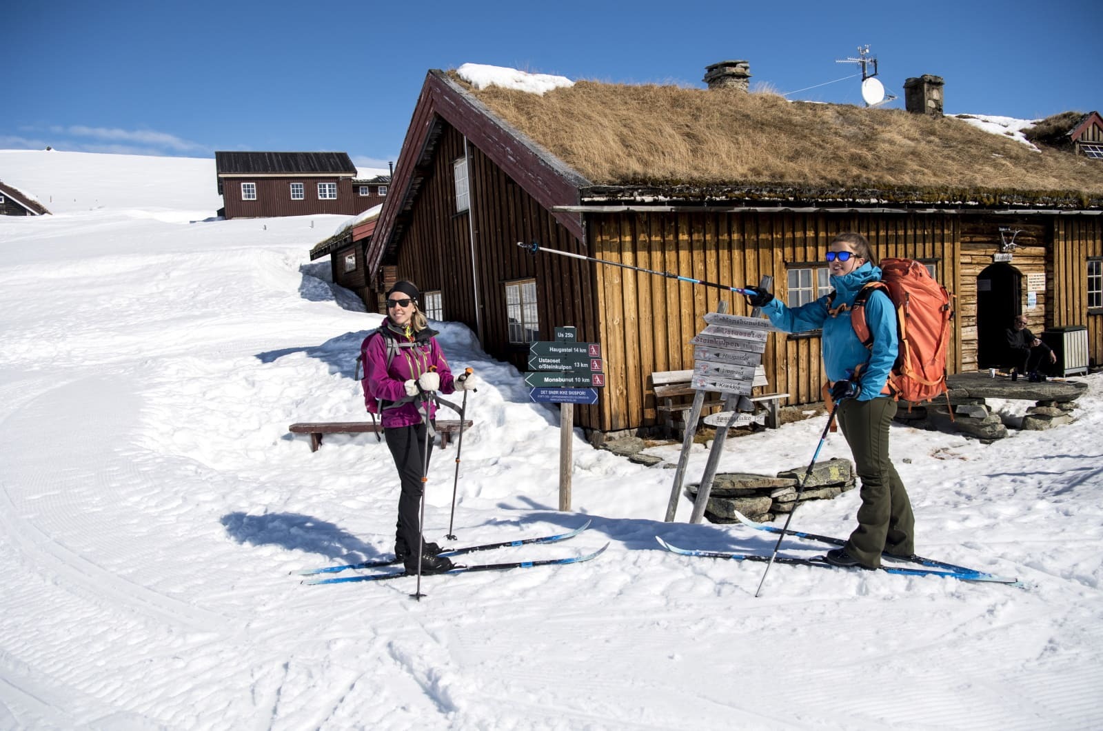 Langrennsgåere foran hytte på Hardangervidda Geilo. Foto: Yngve Ask.