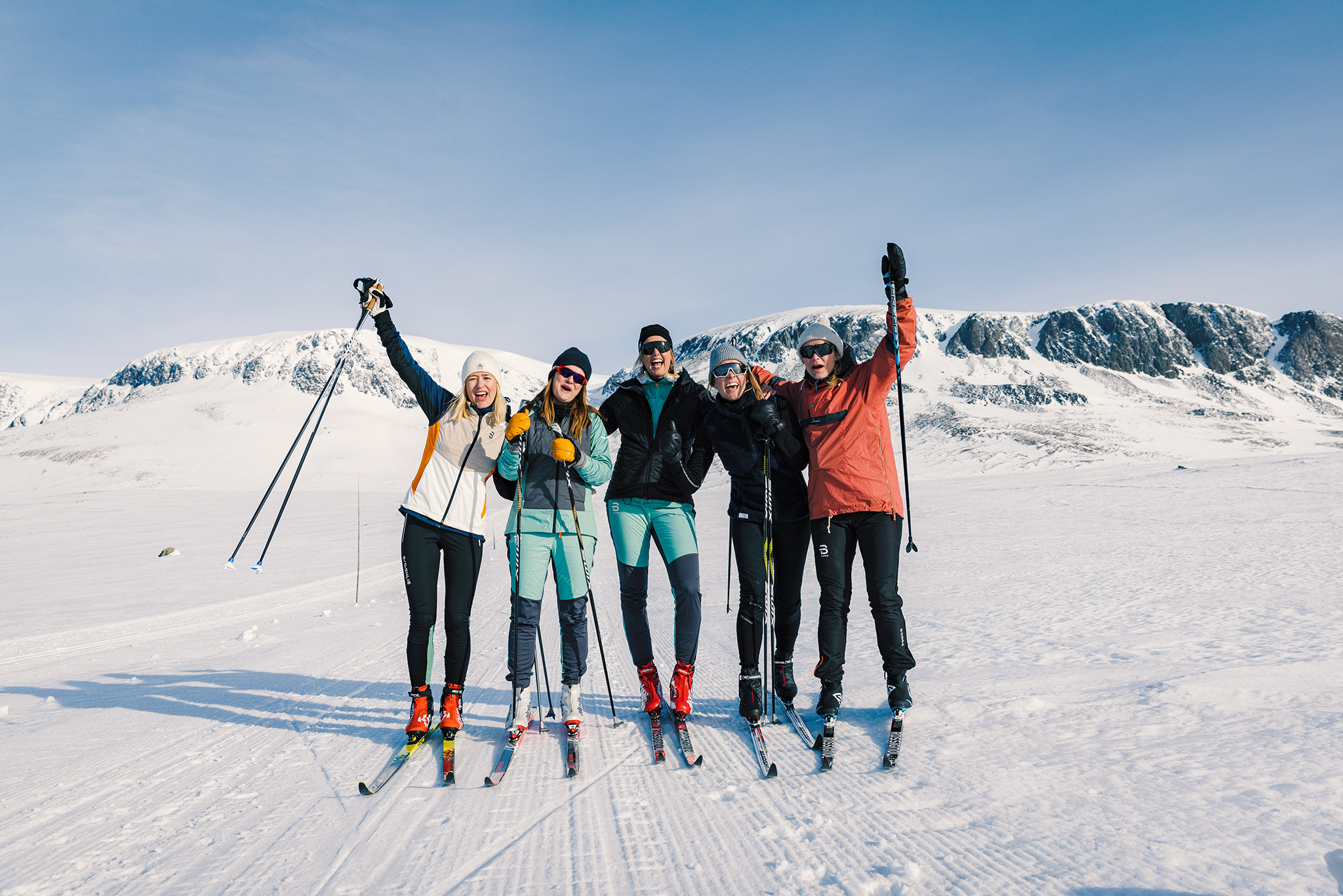 Jentetur på ski. Foto: Paul Lockhart.